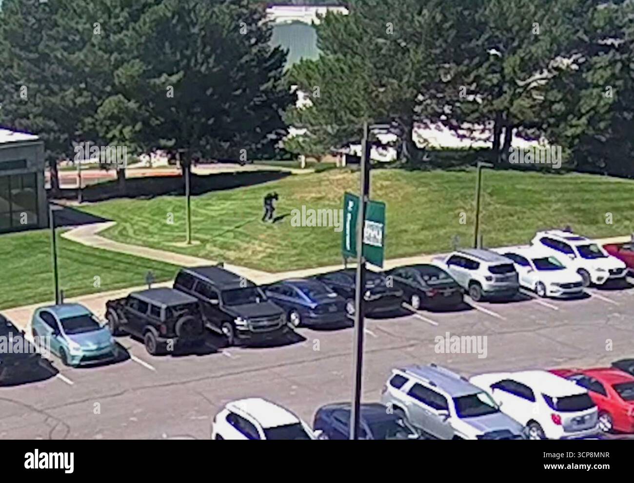 2025 , 10 septembre, Utah , USA : L'américain TYLER ROBINSON ( né en 2003 ) âgé de 22 ans , capturé par une caméra de sécurité, peu avant le meurtre de Charlie Kirk , en fuite dans la pelouse de l'université . Identifié comme le tueur du politicien trumpe d'extrême droite raciste violent religiuos fanatique Charlie Kirk ( 1993 - 2025 ) le jour 10 septembre 2025 , avec un seul coup de feu à l'Université de l'Utah Valley . Tyler Robinson s'est rapidement rendu compte qu'il était un partisan et admirateur républicain de Trump, un fanatique d'armes à feu dès son plus jeune âge, emmené sur les champs de tir par son père officier de police républicain, Matt Robinson. Banque D'Images