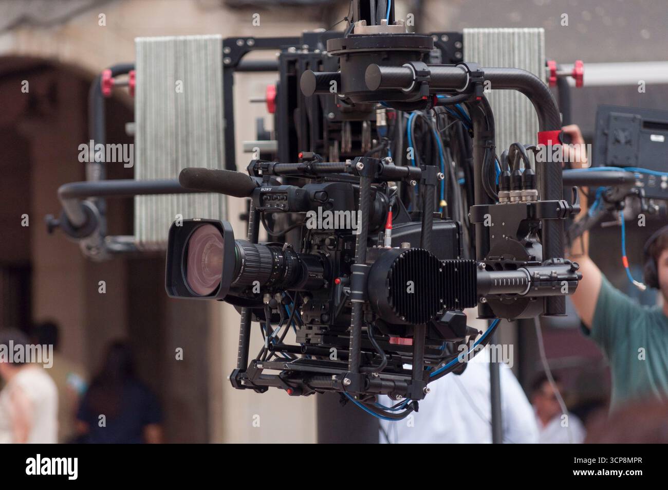 EQUIPEMENT TV pour diffuser l'événement Magna Mariana à Huelva, caméra TV sur une grue télescopique mobile avec contrepoids et poulies Banque D'Images