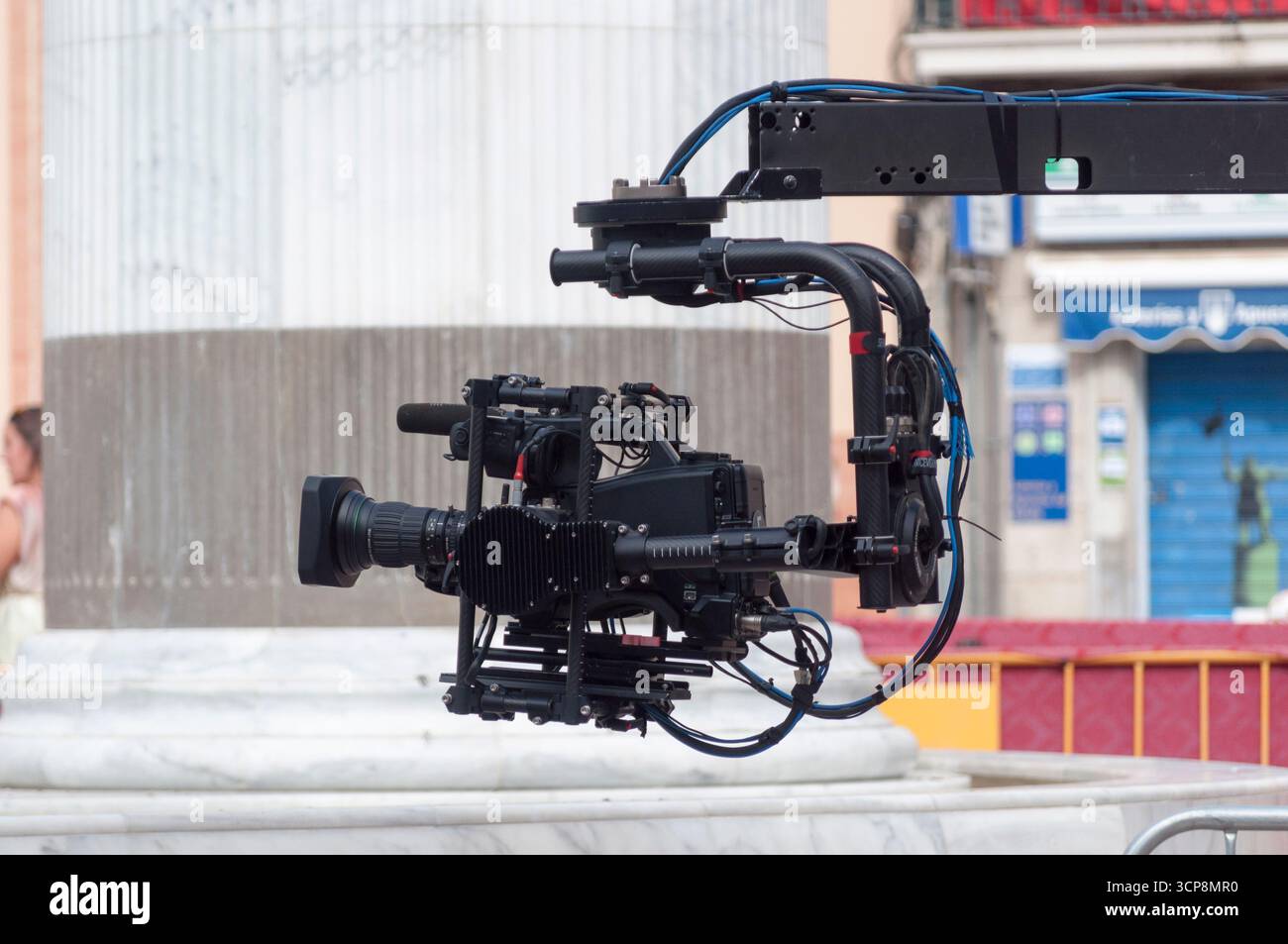 EQUIPEMENT TV pour diffuser l'événement Magna Mariana à Huelva, caméra TV sur une grue télescopique mobile avec contrepoids et poulies Banque D'Images