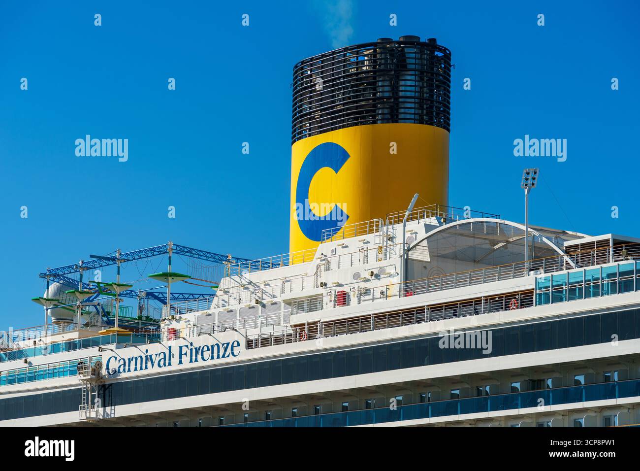 Ensenada, BC, Mexique – 24 février 2025 : le Carnival Firenze, un navire de croisière de style italien exploité par Carnival Corporation, accosté au port d'en Banque D'Images