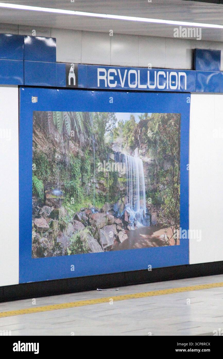 Mexico, Mexique - 4 août 2025 : quais et voies de la station Revolucion du système de transport public du métro de Mexico Banque D'Images