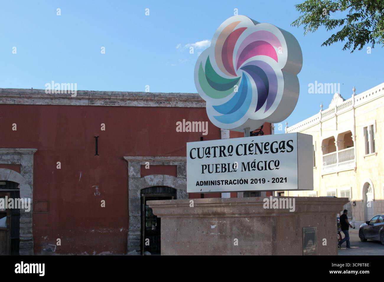 Cuatro Cienegas, Coahuila, Mexique - 28 juillet 2025 : rues pavées, parc et église dans le centre de la ville magique de Cuatro Cienegas de Carranza Banque D'Images