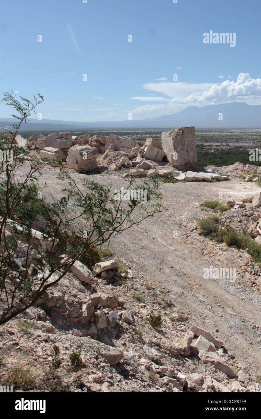 Blocs blancs géants dans les mines de marbre Cuatro Cienegas, Coahuila, Mexique est un paysage étonnant dans un coin du désert autrefois Banque D'Images