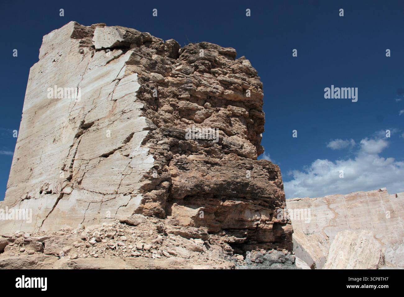 Blocs blancs géants dans les mines de marbre Cuatro Cienegas, Coahuila, Mexique est un paysage étonnant dans un coin du désert autrefois Banque D'Images