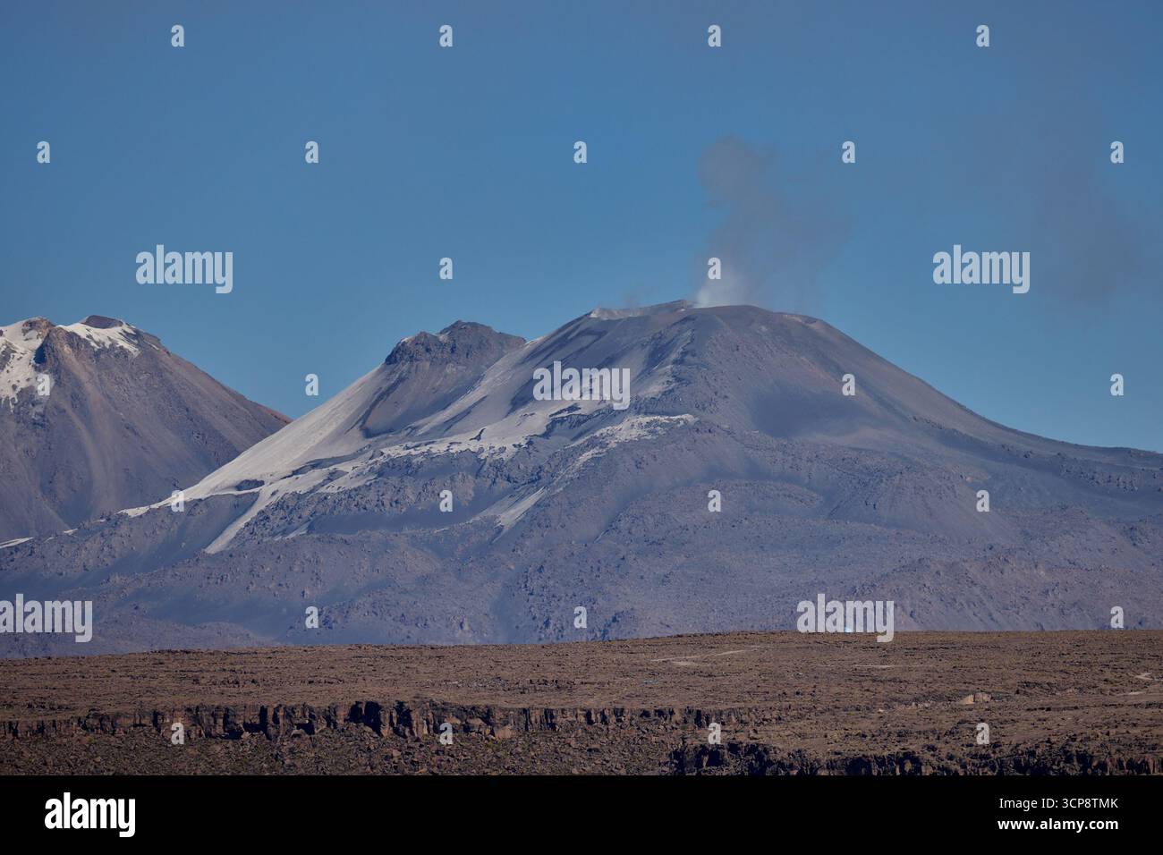 Vivant avec puissance et mystère, le volcan Sabancaya envoie ses panaches vers le ciel - une force dramatique au cœur des Andes Banque D'Images