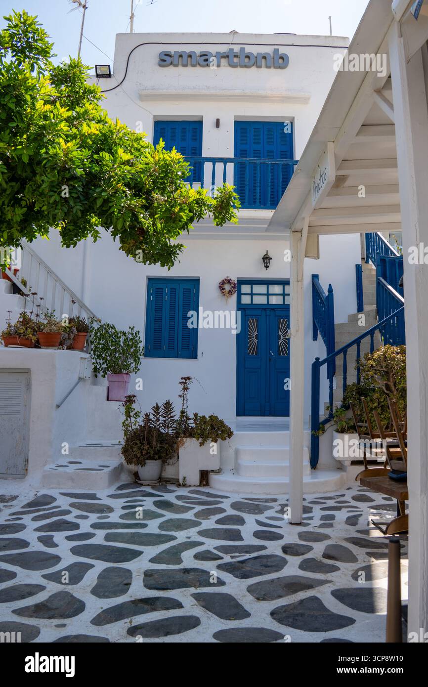 Sentier pittoresque peint avec portes et volets bleus à Mykonos, Grèce Banque D'Images