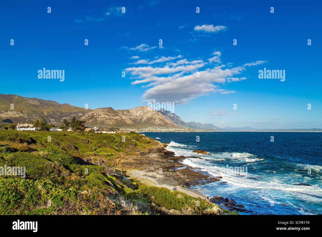 Walker Bay et les montagnes Kleinrivier à Hermanus, dans la province du Cap occidental, Afrique du Sud. Banque D'Images