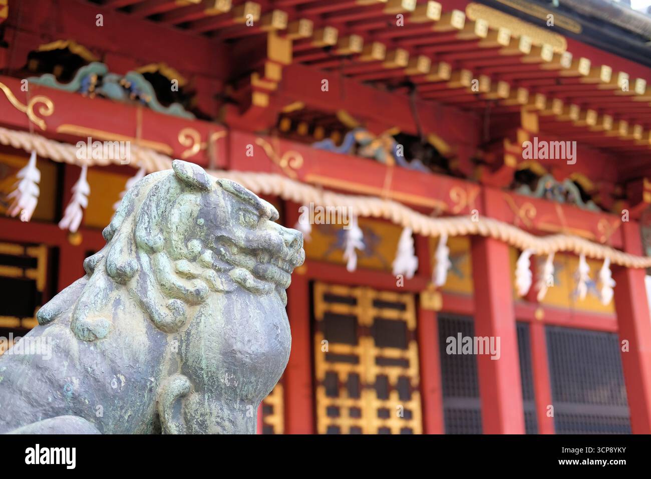 Chien lion komainu en pierre gardant l'entrée du temple Senso-ji et du sanctuaire shinto à Asakusa, Tokyo, Japon ; destiné à éloigner les mauvais esprits. Banque D'Images