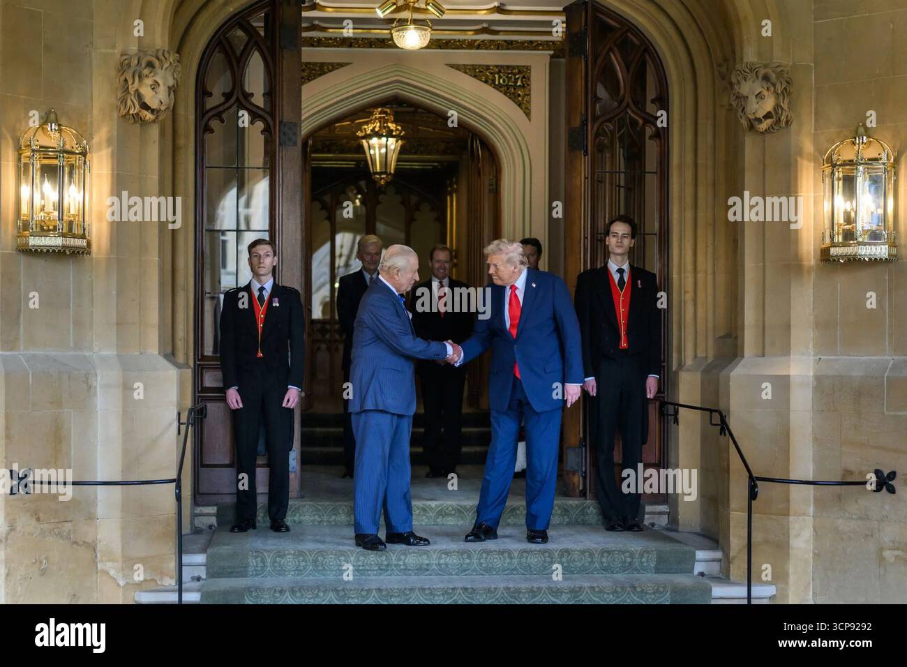 Le roi Charles III accueille le président Donald J. Trump au château de Windsor avec une poignée de main à l'entrée. Windsor, Angleterre. 16 septembre 2025. Image reproduite avec l'aimable autorisation de la Maison Blanche. Banque D'Images