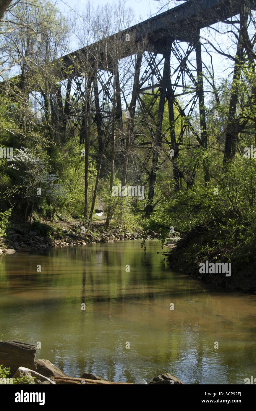 Pont de chemin de fer à travers le parc Hollins Mill à Lynchburg, Virginie, États-Unis Banque D'Images