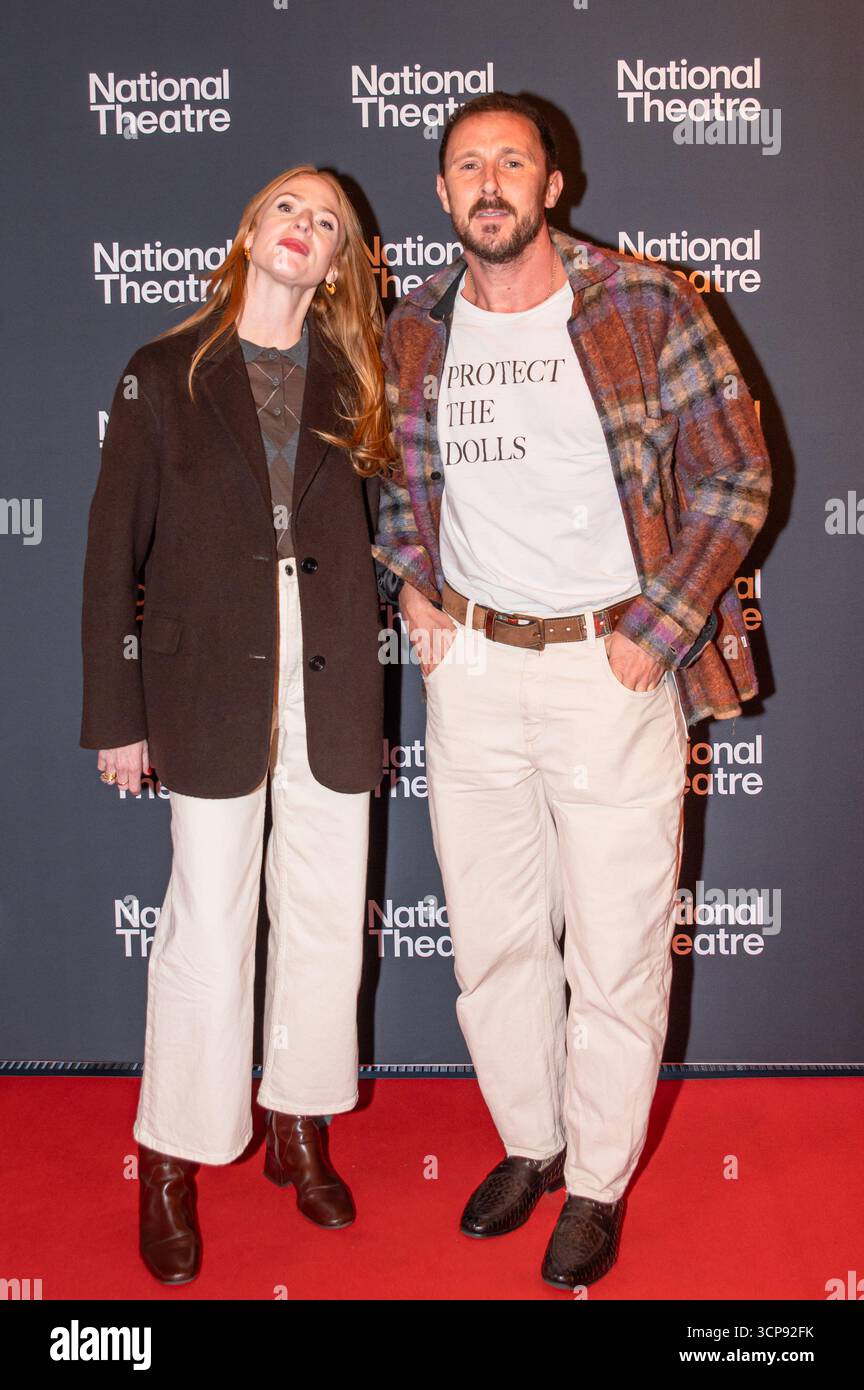 Londres, Royaume-Uni. 24 septembre 2025. Rosalie Craig et Peter Caufield arrivent au Théâtre National pour la soirée d'ouverture des Bacchae. Cristina Massei/Alamy Live News Banque D'Images