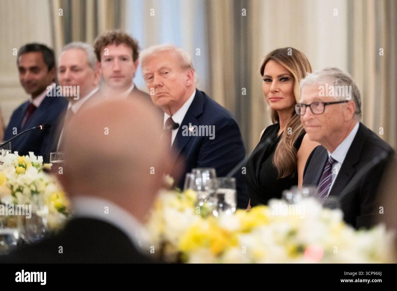 Le président Donald J. Trump et la première dame Melania Trump s’assoient avec des chefs d’entreprise et de technologie, dont Mark Zuckerberg et Bill Gates, lors d’un dîner dans la salle à manger d’État. Washington, D.C. le 12 septembre 2025. Image reproduite avec l'aimable autorisation de la Maison Blanche. Banque D'Images