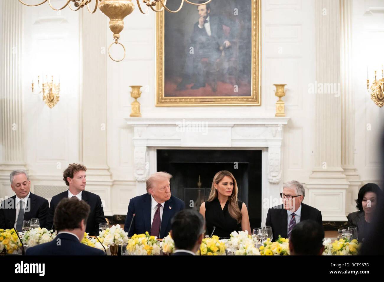 Le président Donald J. Trump assiste à un dîner officiel avec la première dame Melania Trump et des chefs d’entreprise dans la salle à manger d’État de la Maison Blanche dans le cadre de la semaine américaine de l’innovation. Des cadres des secteurs de la technologie, de la défense et de l'énergie propre y ont participé. Washington, D.C. le 12 septembre 2025. Image reproduite avec l'aimable autorisation de la Maison Blanche. Image reproduite avec l'aimable autorisation de la Maison Blanche. Banque D'Images