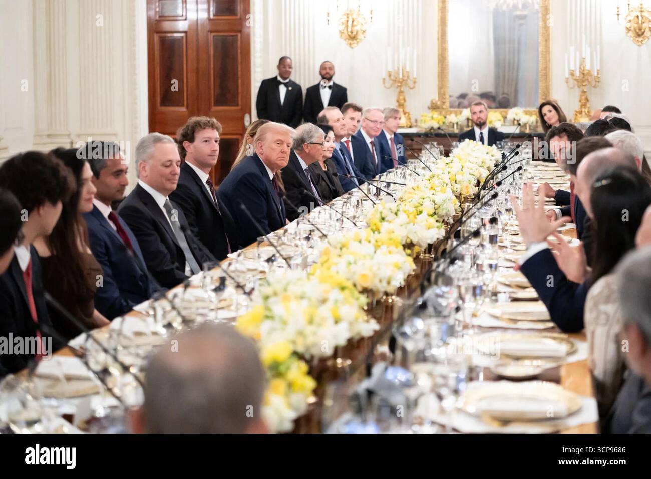 Le président Donald J. Trump assiste à un dîner officiel avec la première dame Melania Trump et des chefs d’entreprise dans la salle à manger d’État de la Maison Blanche dans le cadre de la semaine américaine de l’innovation. Des cadres des secteurs de la technologie, de la défense et de l'énergie propre y ont participé. Washington, D.C. le 12 septembre 2025. Image reproduite avec l'aimable autorisation de la Maison Blanche. Image reproduite avec l'aimable autorisation de la Maison Blanche. Banque D'Images