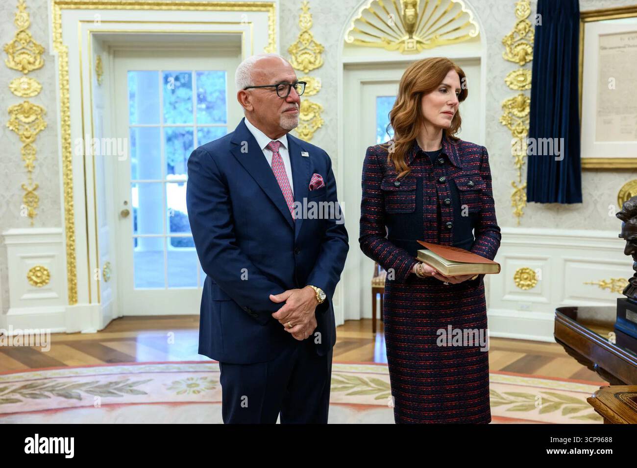 John Arrigo, ambassadeur des États-Unis nouvellement confirmé au Portugal, se tient avec sa femme avant sa cérémonie de prestation de serment à la Maison Blanche. 8 septembre 2025. Image reproduite avec l'aimable autorisation de la Maison Blanche. Banque D'Images