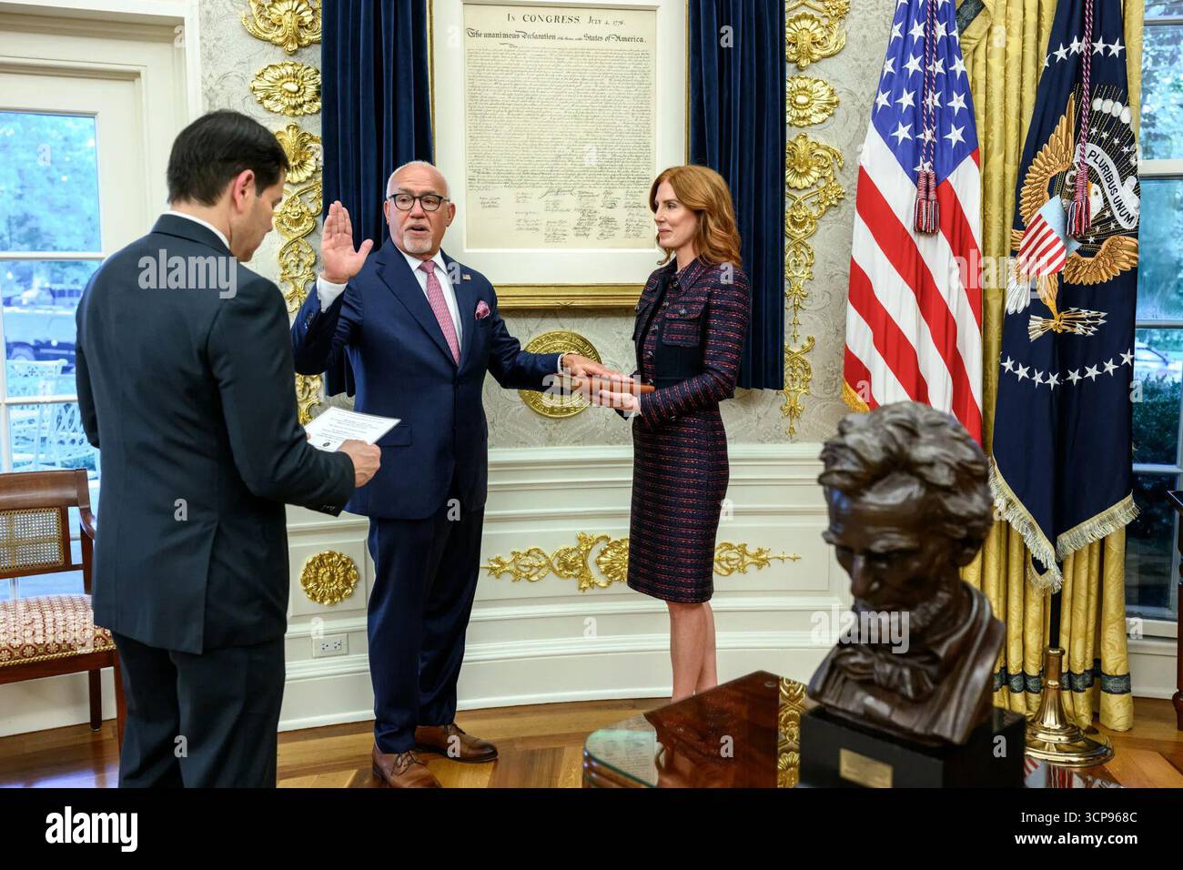 John Arrigo lève la main droite alors qu’il prête serment d’office pour devenir ambassadeur des États-Unis au Portugal lors d’une cérémonie à la Maison Blanche. 8 septembre 2025. Image reproduite avec l'aimable autorisation de la Maison Blanche. Banque D'Images