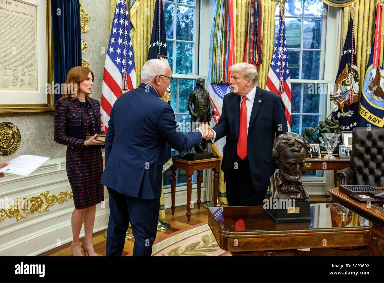 Le président Donald J. Trump félicite John Arrigo d’une poignée de main après sa prestation de serment en tant qu’ambassadeur des États-Unis au Portugal dans le bureau ovale de la Maison Blanche. Washington, D.C. le 8 septembre 2025. Image reproduite avec l'aimable autorisation de la Maison Blanche. Banque D'Images