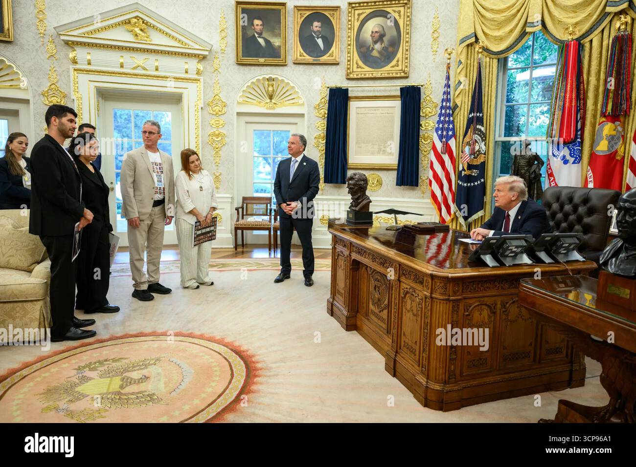 Le président Donald J. Trump rencontre les otages israéliens libérés Ohad Ben ami et Raz Ben ami, ainsi que Ilay et Leela David, frères et sœurs d’Evyatar David qui reste pris en otage par le Hamas, dans le bureau ovale de la Maison Blanche. Washington, D.C. le 9 septembre 2025. Image reproduite avec l'aimable autorisation de la Maison Blanche. Banque D'Images