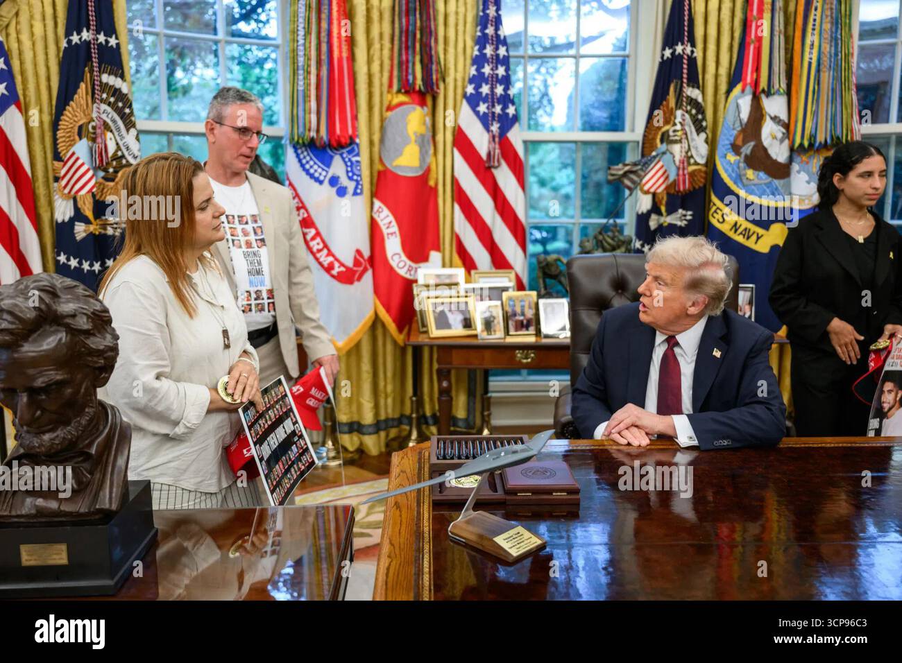 Le président Donald J. Trump rencontre les otages israéliens libérés Ohad Ben ami et Raz Ben ami, ainsi que Ilay et Leela David, frères et sœurs d’Evyatar David qui reste pris en otage par le Hamas, dans le bureau ovale de la Maison Blanche. Washington, D.C. le 9 septembre 2025. Image reproduite avec l'aimable autorisation de la Maison Blanche. Image reproduite avec l'aimable autorisation de la Maison Blanche. Banque D'Images