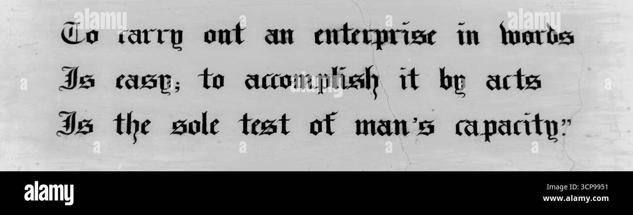 Citation inspirante avec une élégante typographie Blackletter gravée sur un mur blanc ou une tablette au Rajasthan Banque D'Images