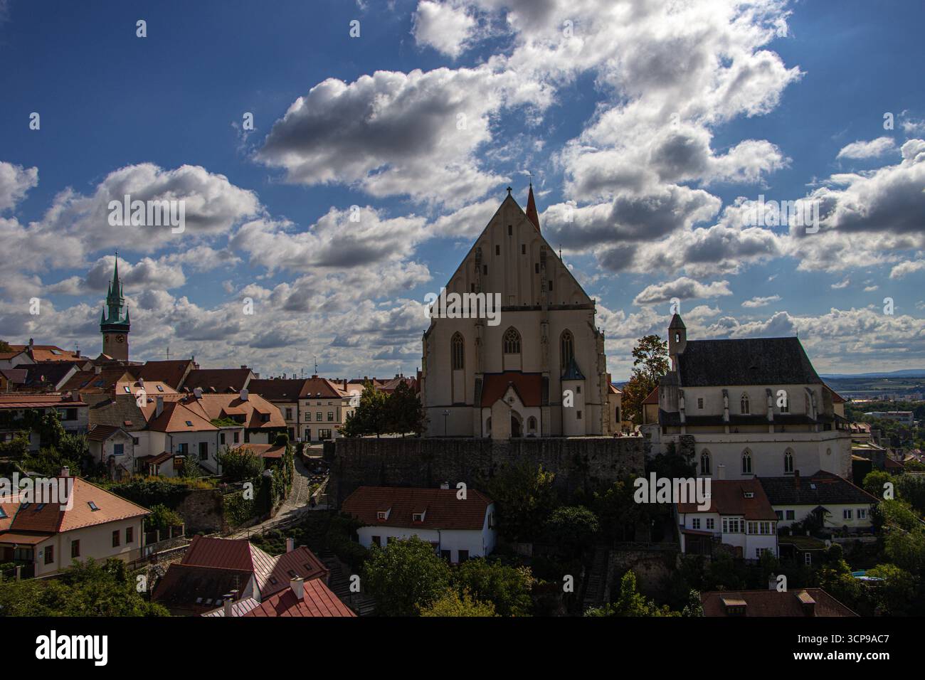 Photo éditoriale de la rue Velká Mikulášská à Znojmo, en République tchèque, avec le monument emblématique église Nicholas visible en arrière-plan. Banque D'Images