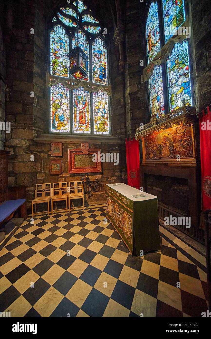 Édimbourg, Écosse - 19 juin 2010 : intérieur de la cathédrale St Giles avec l'autel auxiliaire, vitraux transparents colorés. Édimbourg Banque D'Images