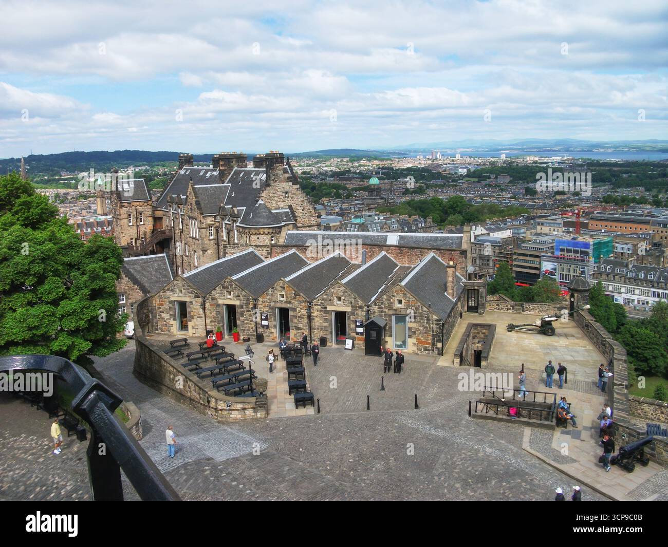Édimbourg, Écosse - 18 juin 2010 : vue sur le quartier supérieur du château d'Édimbourg avec Mills Mount Battery avec One o'Clock Gun, Cartsheds et Hospital. Banque D'Images