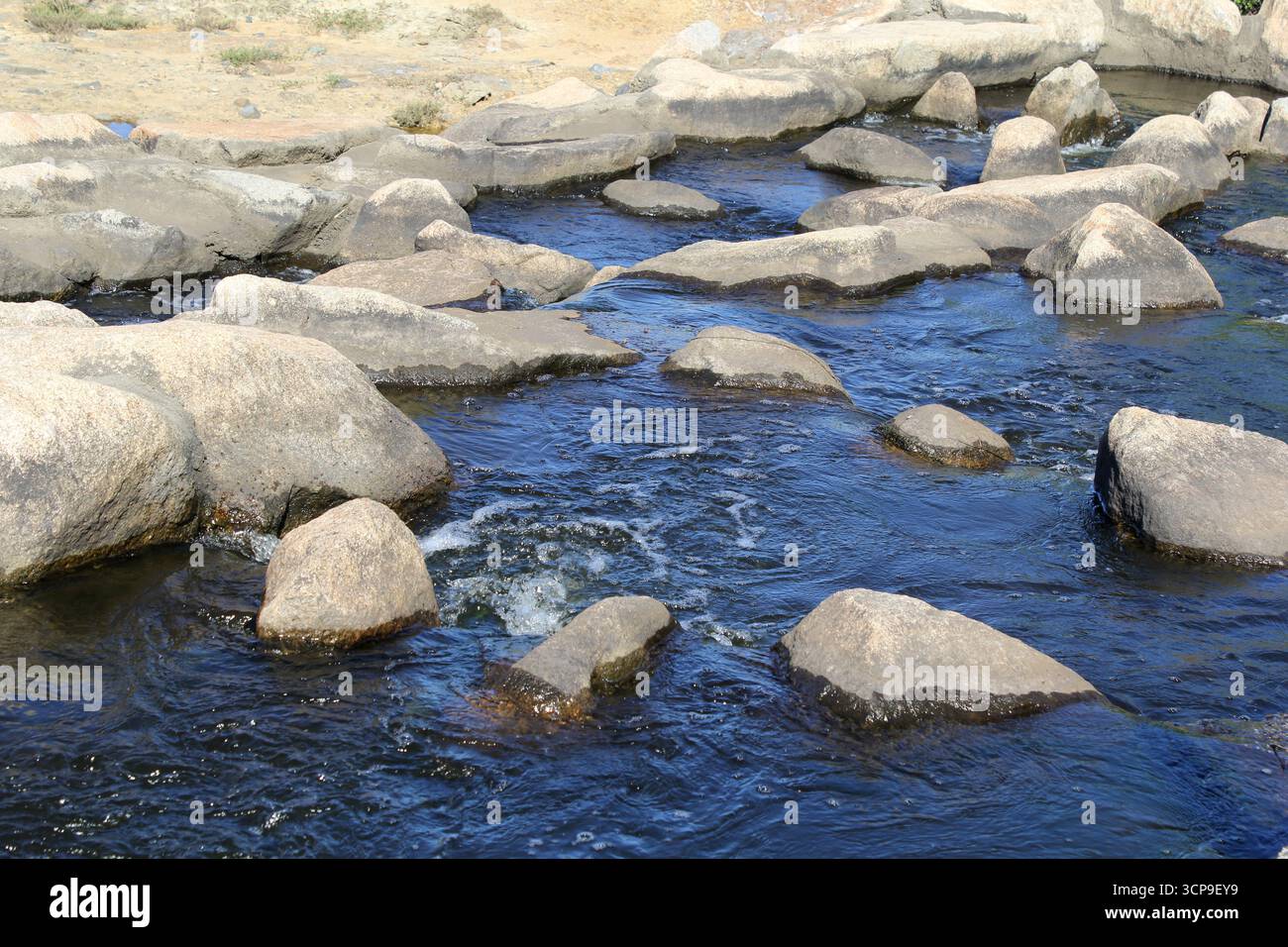 Piscine rocheuse avec de l'eau courante et des pierres Banque D'Images