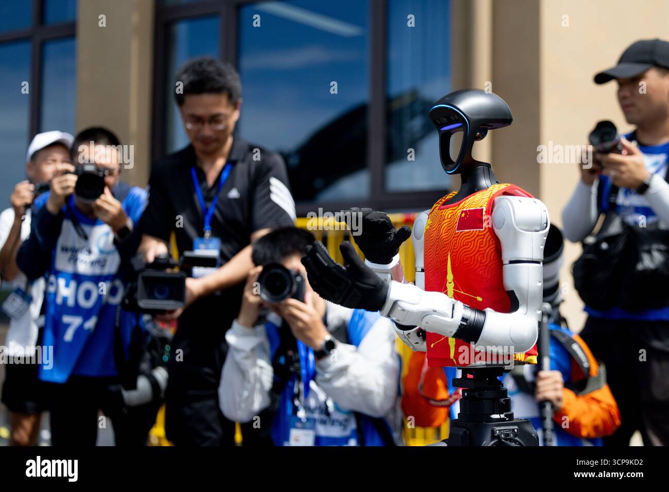 SHANGHAI - Un robot chinois traverse les terrains des Championnats du monde d'aviron à Shanghai. ANP IRIS VAN DEN BROEK Banque D'Images SHANGHAI - Un robot chinois traverse les terrains des Championnats du monde d'aviron à Shanghai. ANP IRIS VAN DEN BROEK Banque D'Images