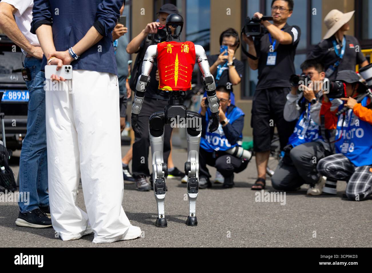 SHANGHAI - Un robot chinois se promène sur les terrains des Championnats du monde d'aviron à Shanghai. ANP IRIS VAN DEN BROEK Banque D'Images SHANGHAI - Un robot chinois se promène sur les terrains des Championnats du monde d'aviron à Shanghai. ANP IRIS VAN DEN BROEK Banque D'Images