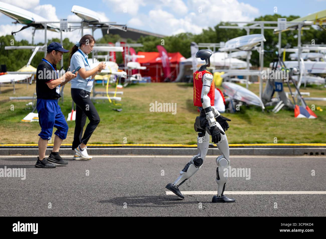 SHANGHAI - Un robot chinois traverse les terrains des Championnats du monde d'aviron à Shanghai. ANP IRIS VAN DEN BROEK Banque D'Images SHANGHAI - Un robot chinois traverse les terrains des Championnats du monde d'aviron à Shanghai. ANP IRIS VAN DEN BROEK Banque D'Images