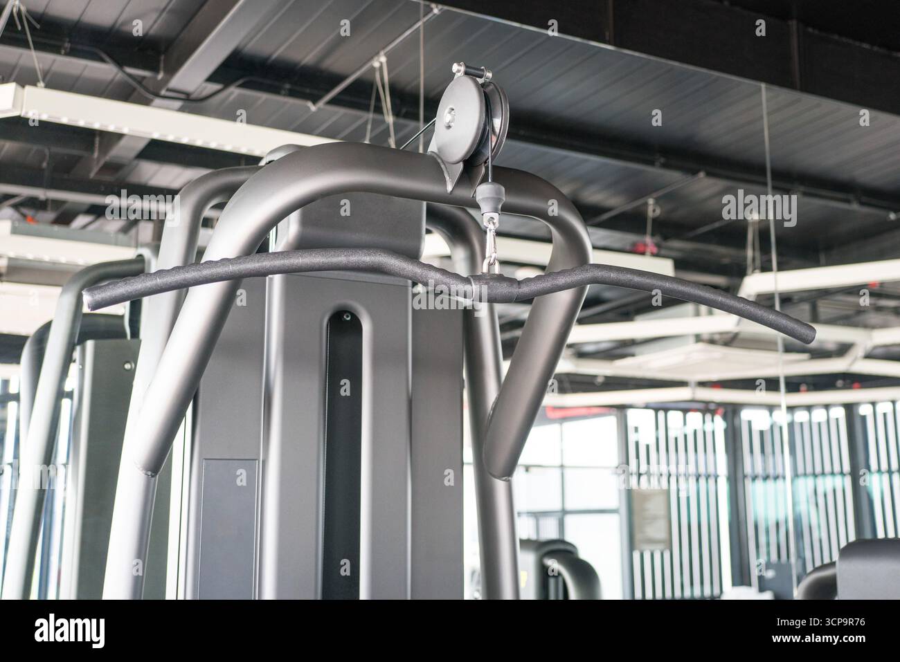 Machine Lat à l'intérieur d'un gymnase. Concept d'entraînement ou d'exercice. Banque D'Images