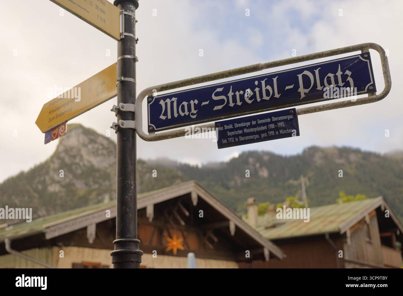 Max-Streibl-Platz à Oberammergau, Max Streibl, politique, homme politique, premier ministre, Lueftlmalerei, Lueftlkunst, Bible, Ammergau, Alpes d'Ammergau, Uppe Banque D'Images