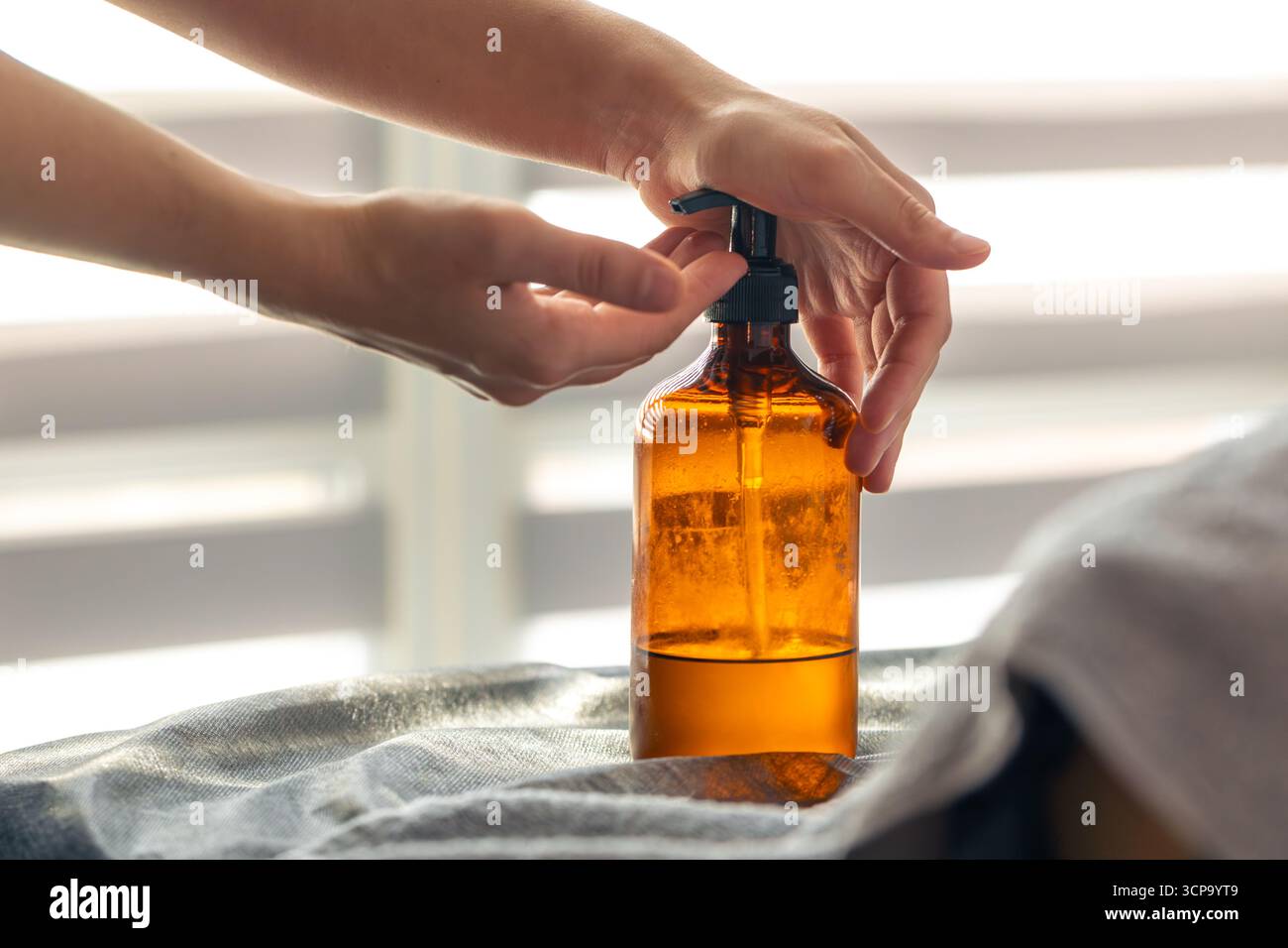 Bouteille en verre avec huile de soin. Produit cosmétique élégant Banque D'Images