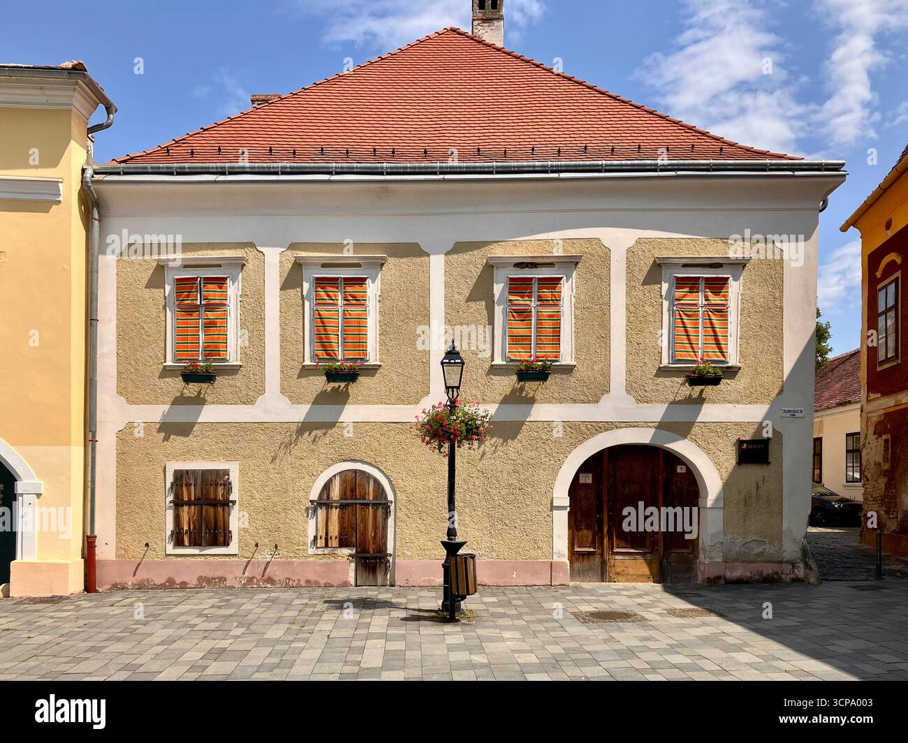 Bâtiment du début du baroque (XVIIe-XVIIIe siècle) au 1 Jurisics ter, Koszeg, Hongrie - Image de stock capturée avec un smartphone