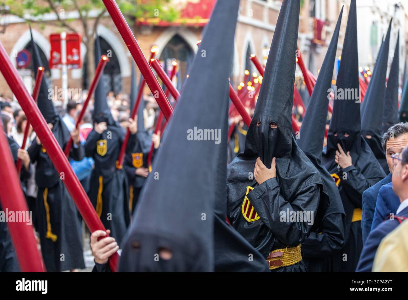La confrérie silencieuse d'el Cristo de burgos pendant la Semana Santa dans le centre de Séville montrant leur dévotion à San Pedro et Madre de Dios d. Banque D'Images
