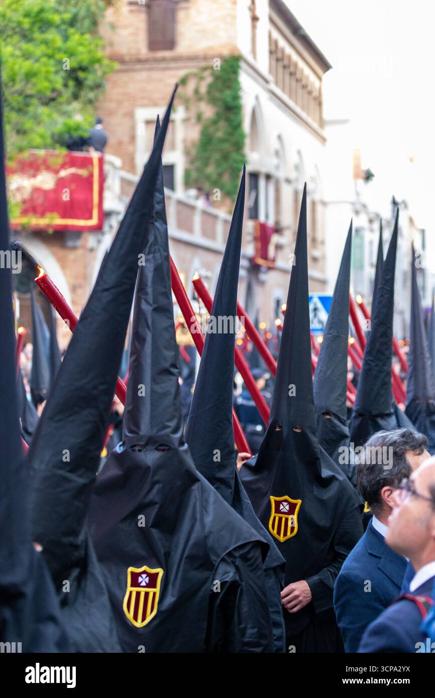 La confrérie silencieuse d'el Cristo de burgos pendant la Semana Santa dans le centre de Séville montrant leur dévotion à San Pedro et Madre de Dios d. Banque D'Images