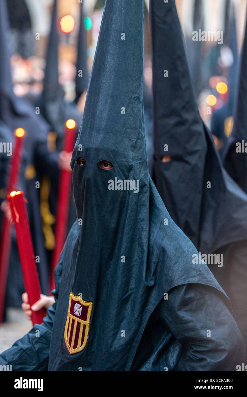 La confrérie silencieuse d'el Cristo de burgos pendant la Semana Santa dans le centre de Séville montrant leur dévotion à San Pedro et Madre de Dios d. Banque D'Images