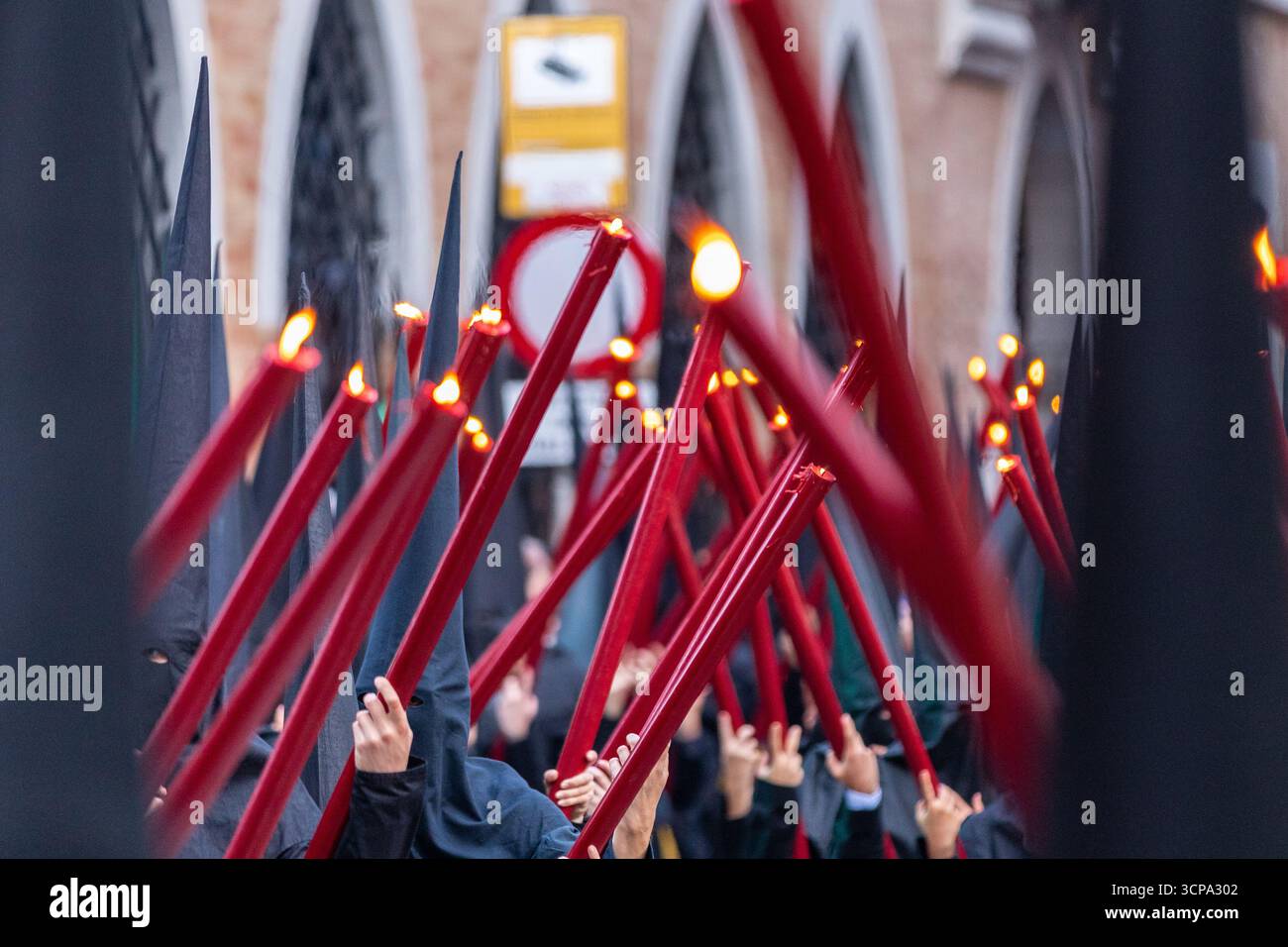 La confrérie silencieuse d'el Cristo de burgos pendant la Semana Santa dans le centre de Séville montrant leur dévotion à San Pedro et Madre de Dios d. Banque D'Images