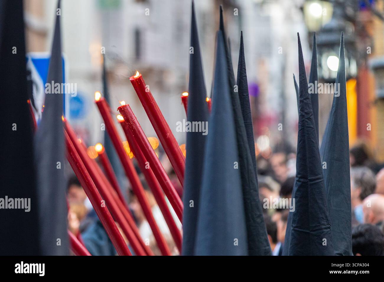 La confrérie silencieuse d'el Cristo de burgos pendant la Semana Santa dans le centre de Séville montrant leur dévotion à San Pedro et Madre de Dios d. Banque D'Images
