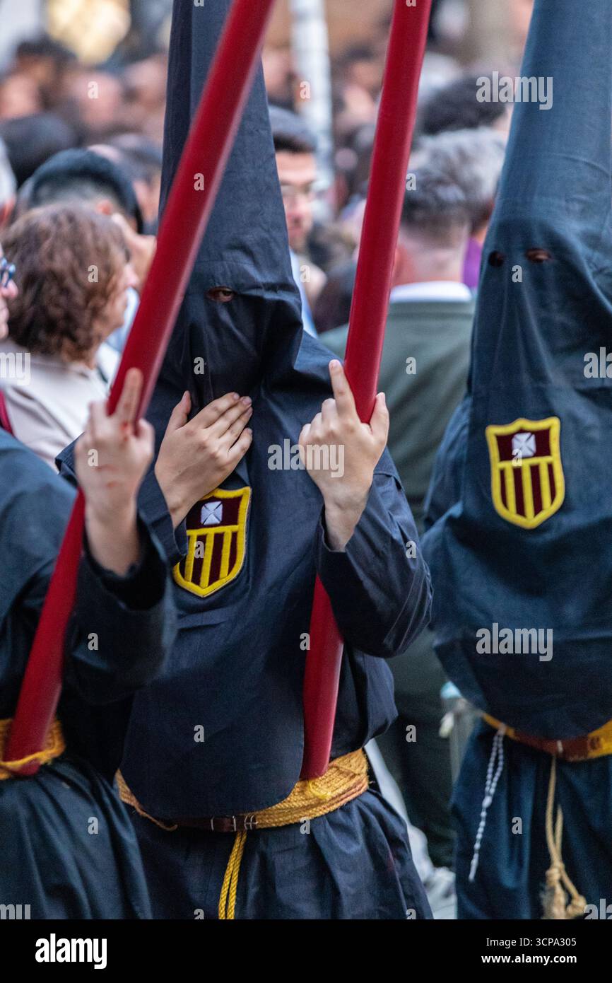 La confrérie silencieuse d'el Cristo de burgos pendant la Semana Santa dans le centre de Séville montrant leur dévotion à San Pedro et Madre de Dios d. Banque D'Images