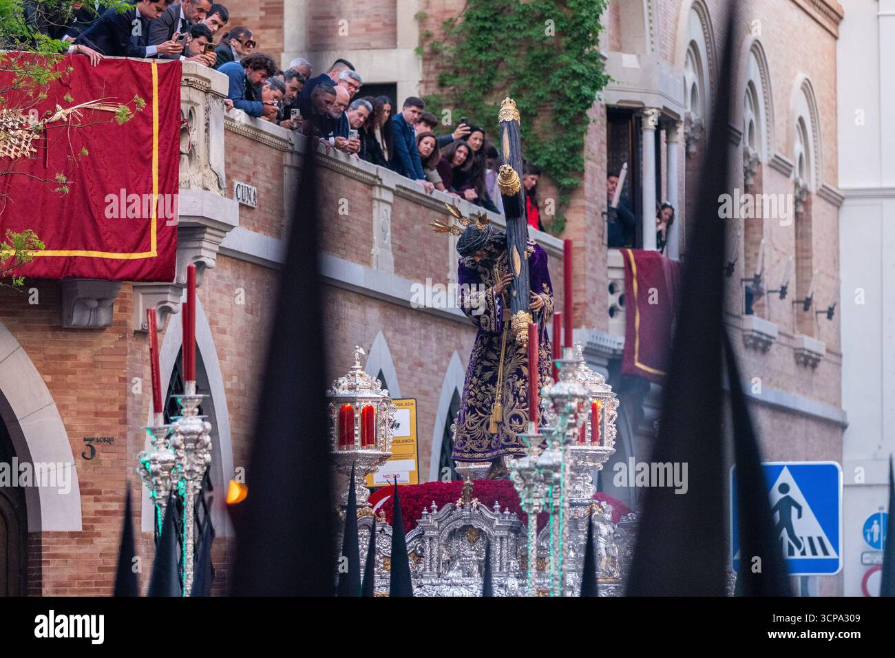 La confrérie silencieuse d'el Cristo de burgos pendant la Semana Santa dans le centre de Séville montrant leur dévotion à San Pedro et Madre de Dios d. Banque D'Images