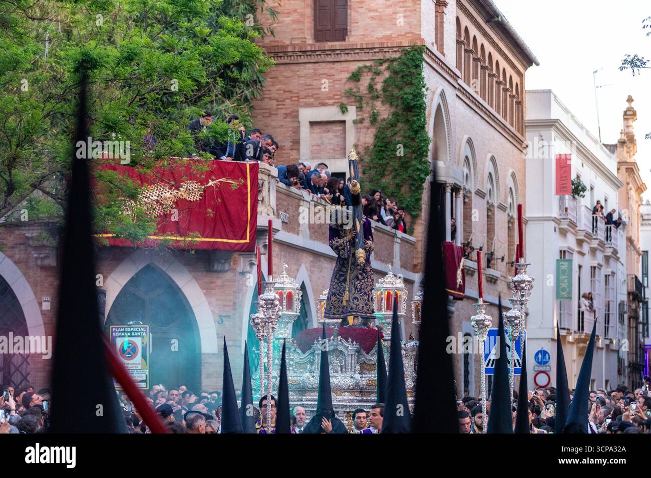 La confrérie silencieuse d'el Cristo de burgos pendant la Semana Santa dans le centre de Séville montrant leur dévotion à San Pedro et Madre de Dios d. Banque D'Images