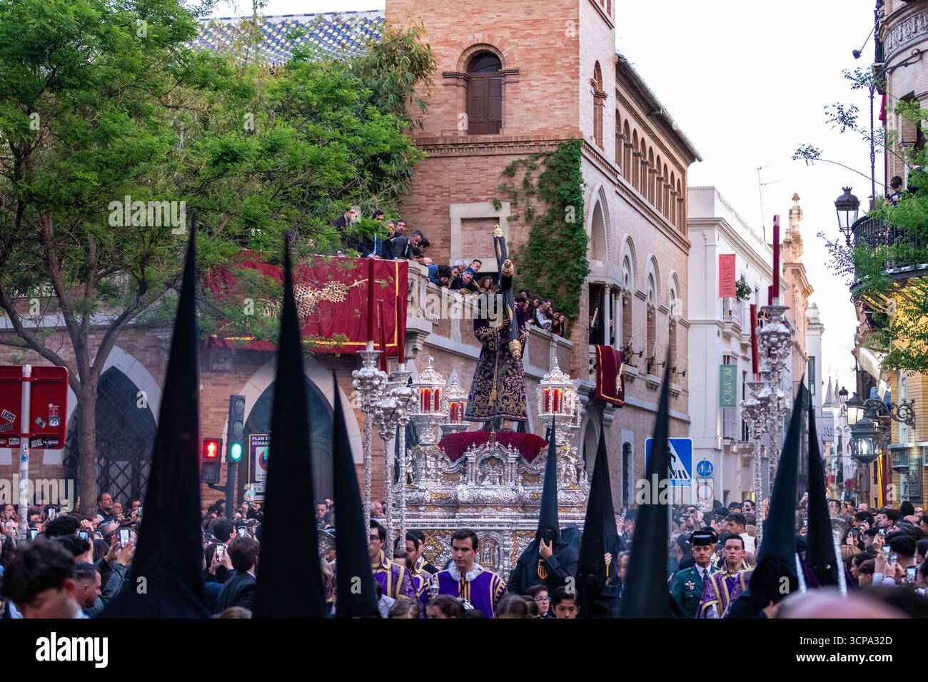 La confrérie silencieuse d'el Cristo de burgos pendant la Semana Santa dans le centre de Séville montrant leur dévotion à San Pedro et Madre de Dios d. Banque D'Images