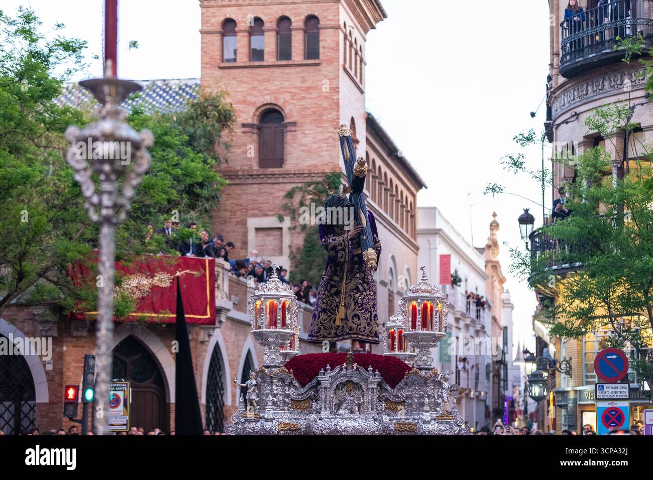 La confrérie silencieuse d'el Cristo de burgos pendant la Semana Santa dans le centre de Séville montrant leur dévotion à San Pedro et Madre de Dios d. Banque D'Images
