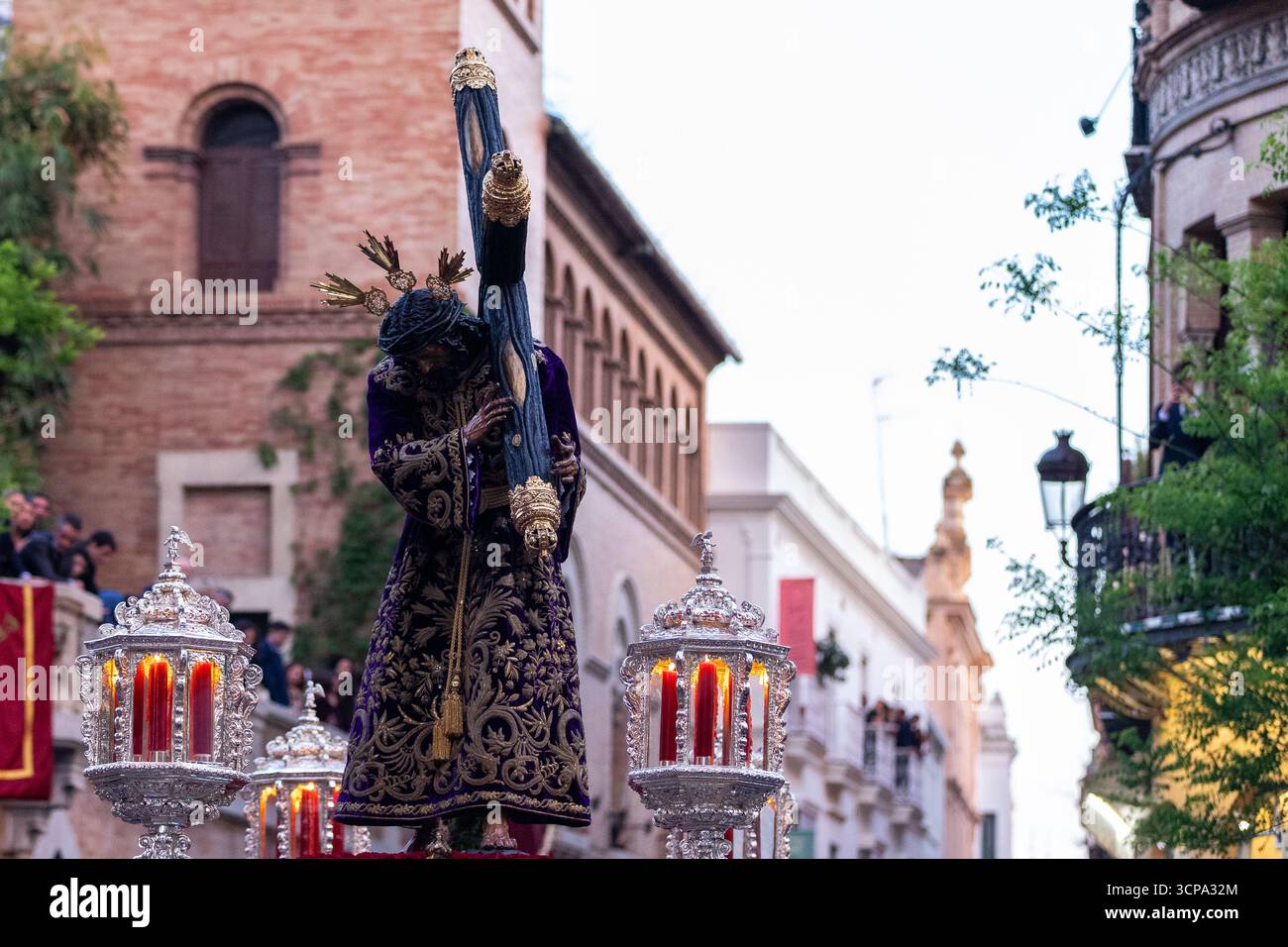 La confrérie silencieuse d'el Cristo de burgos pendant la Semana Santa dans le centre de Séville montrant leur dévotion à San Pedro et Madre de Dios d. Banque D'Images