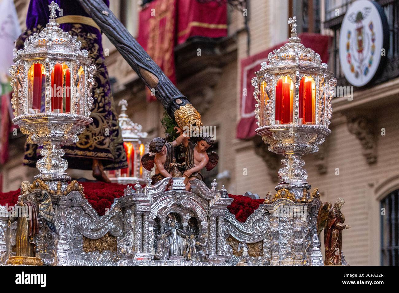 La confrérie silencieuse d'el Cristo de burgos pendant la Semana Santa dans le centre de Séville montrant leur dévotion à San Pedro et Madre de Dios d. Banque D'Images