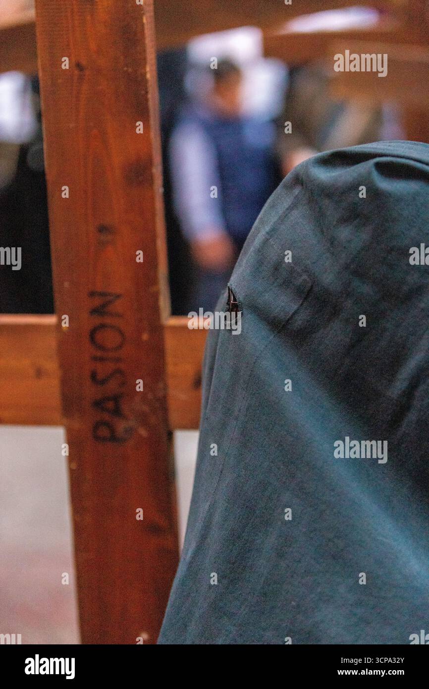 La confrérie silencieuse d'el Cristo de burgos pendant la Semana Santa dans le centre de Séville montrant leur dévotion à San Pedro et Madre de Dios d. Banque D'Images