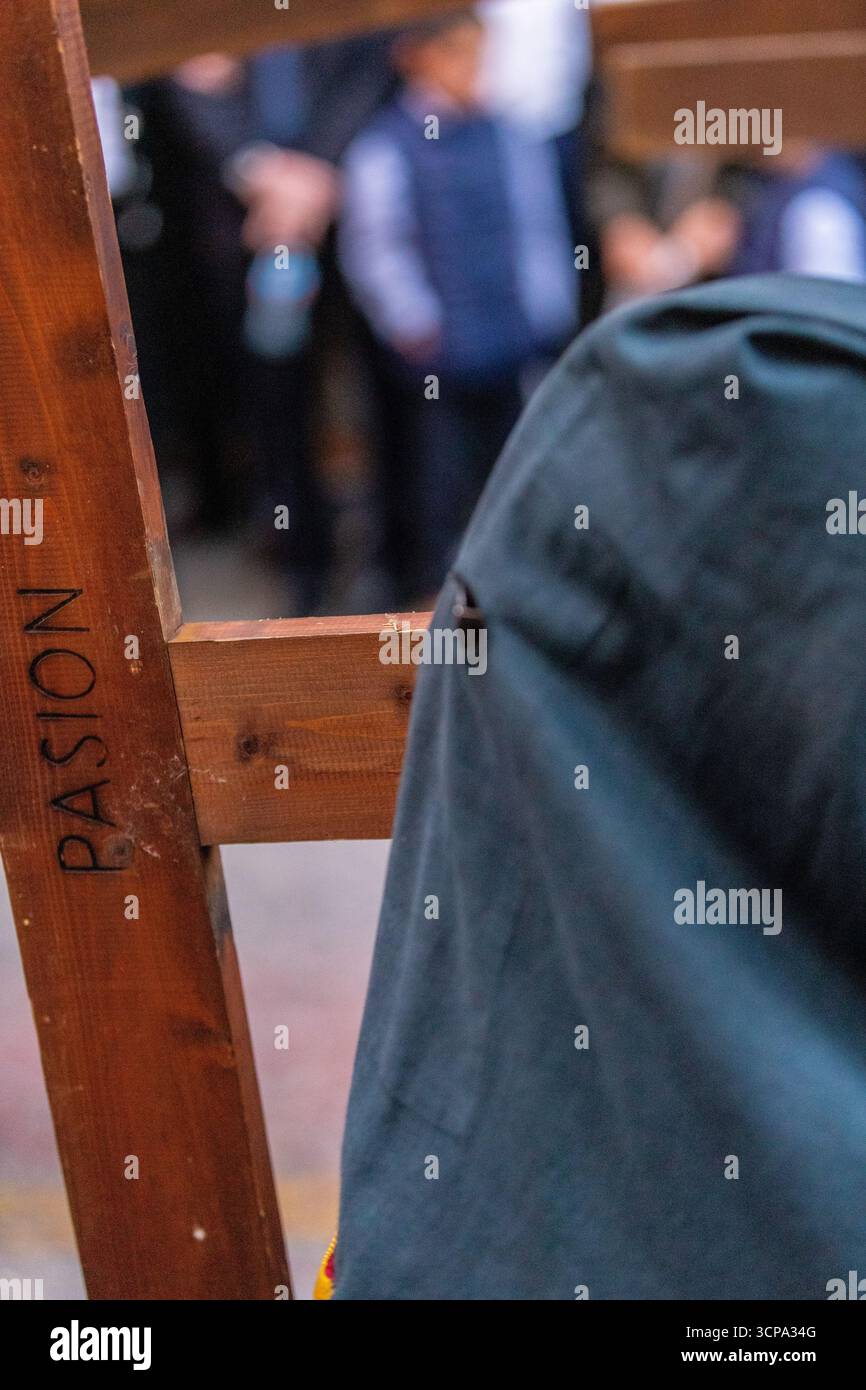 La confrérie silencieuse d'el Cristo de burgos pendant la Semana Santa dans le centre de Séville montrant leur dévotion à San Pedro et Madre de Dios d. Banque D'Images