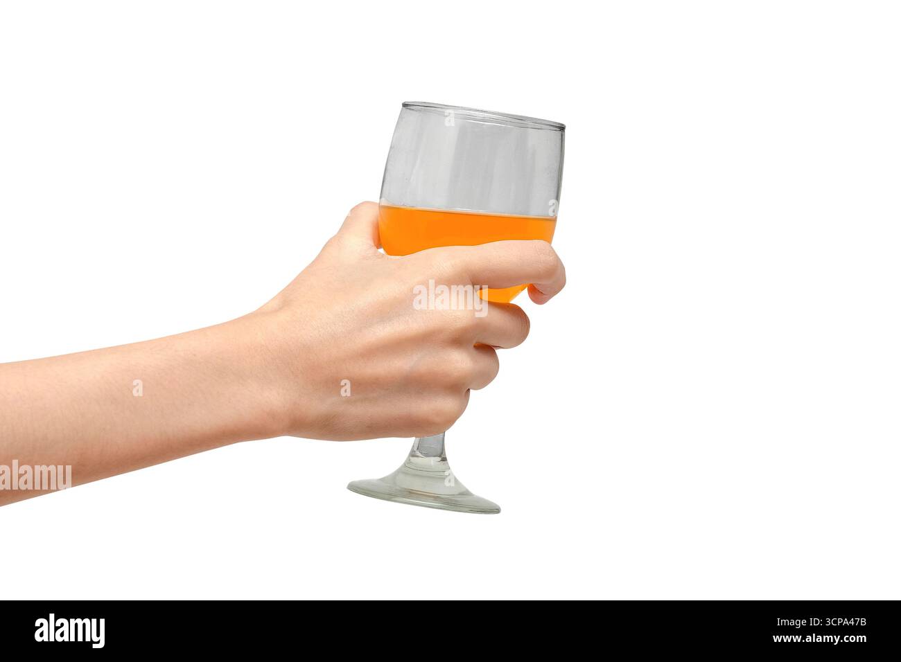 Gros plan main jeune femme qui tient le verre avec du jus d'orange pour clink verres pour célébrer le succès, isolé sur fond blanc Banque D'Images